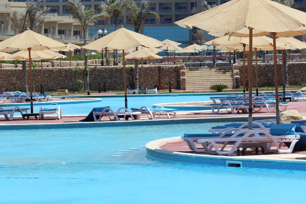 Tolip North Coast Hotel العلمين المظهر الخارجي الصورة A pool at a resort in Egypt